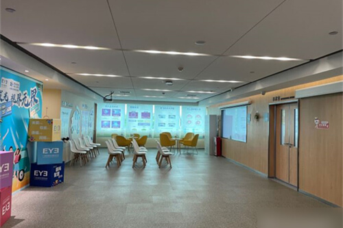 广州黄埔爱尔眼科医院手术室门口等候区 广州黄埔爱尔眼科医院手术室门口等候区