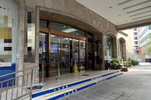 深圳华厦眼科医院门口