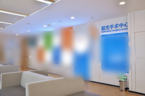 成都普瑞眼科候诊区