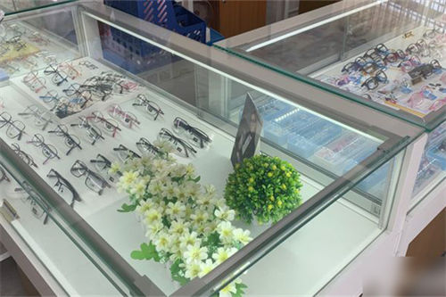 福清亮睛眼科医院配镜区展柜