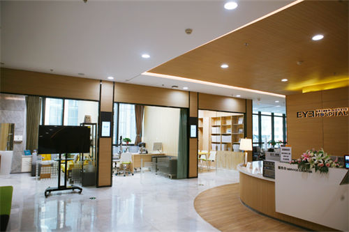 沈阳爱尔卓越眼科医院服务台附近环境
