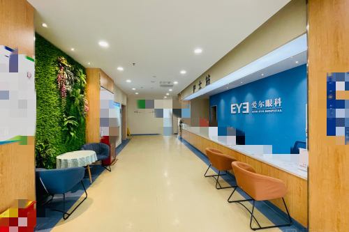 重庆铜梁爱尔眼科医院前台走廊