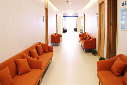 沈阳普瑞眼科医院待诊区