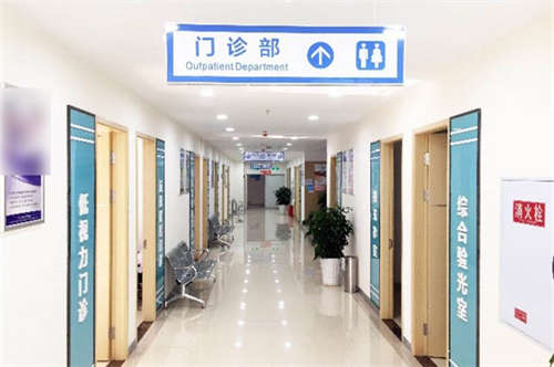 重庆华厦眼科医院走廊环境