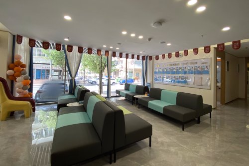 大连华厦眼科医院一楼大厅 大连华厦眼科医院一楼大厅