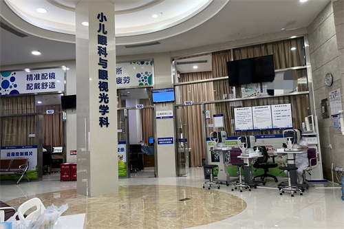 深圳华厦眼科医院一楼大厅