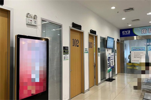 佛山爱尔眼科诊室门口