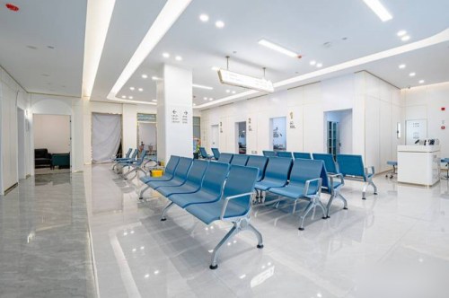 昆明华厦眼科医院候诊区