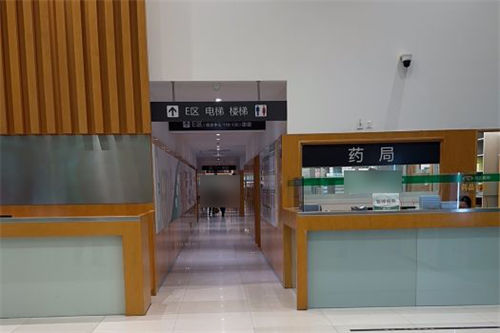 沈阳何氏眼科药局门口