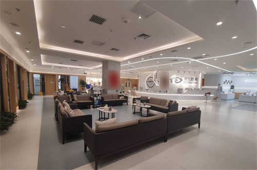 北京何氏眼科医院大厅候诊区 北京何氏眼科医院大厅候诊区