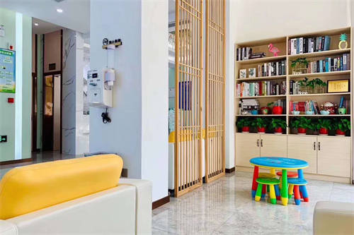 无锡明昕眼科门诊部一楼休息区