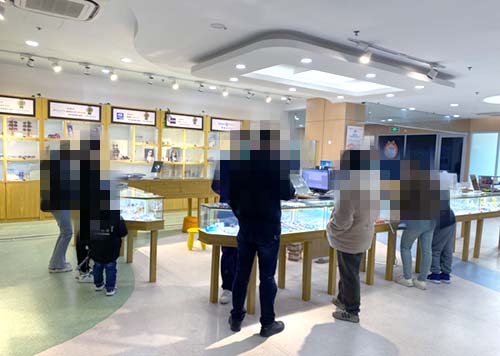 常州泽明眼科医院眼镜展示区
