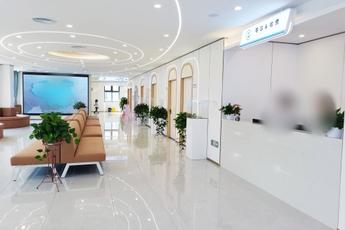 南昌华厦眼科医院：全飞秒手术7800元起，半飞秒手术7800元起，ICL晶体植入手术7800元起