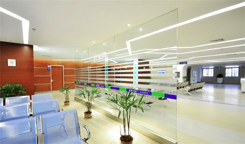 南京哪家眼科医院的近视手术技术优？医生经验与设备对比分析