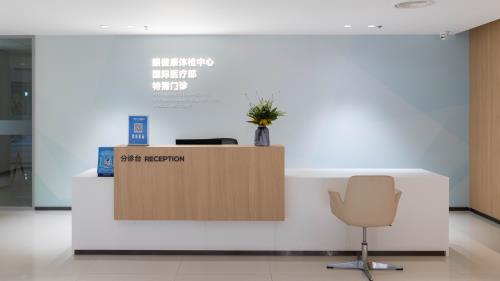 重庆屈光手术哪家强？悦瞳眼科与爱尔医院对比分析