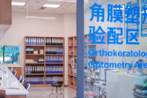 成都普瑞眼科医院：准分子7800元起，半飞秒8800元起，全飞秒15000元起