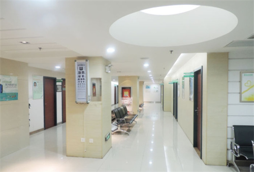 新疆普瑞眼科医院怎么样？近视手术项目及价格全解析