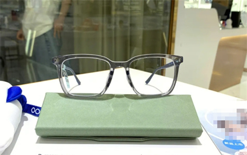 左眼近视100散光100,右眼正常适合戴依视路还是蔡司小乐圆眼镜？