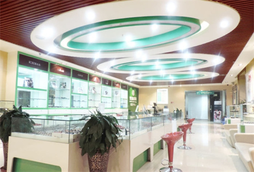 乌鲁木齐普瑞眼科医院配镜大厅