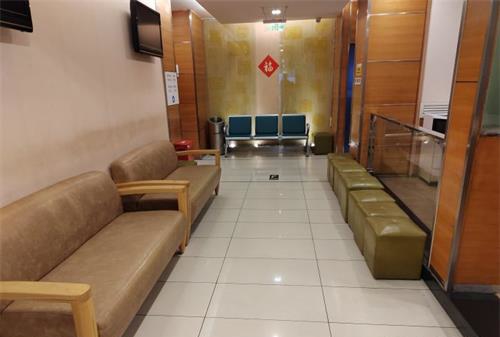 北京美尔目眼科医院走廊沙发