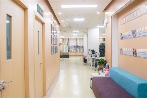 成都何氏眼科等待区