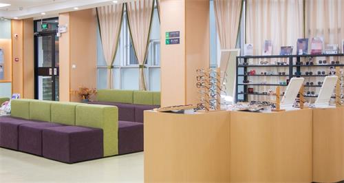 成都何氏视佳眼科医院：低至8800元矫正近视，四川患者的理想之选