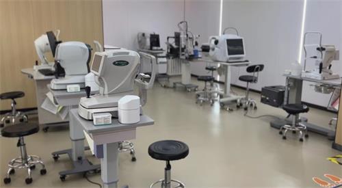 华厦眼科集团：全飞秒等近视手术按活动价，EVO ICL晶体植入30000元，EVO TICL晶体植入32800元