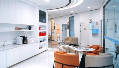 南宁华厦眼科医院：微创全飞秒13800元/双眼，导航晶体植入术30000元/双眼，TICL晶体植入术29000元/双眼