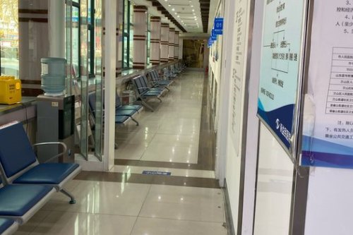临沂新益民眼科医院候诊区 临沂新益民眼科医院候诊区
