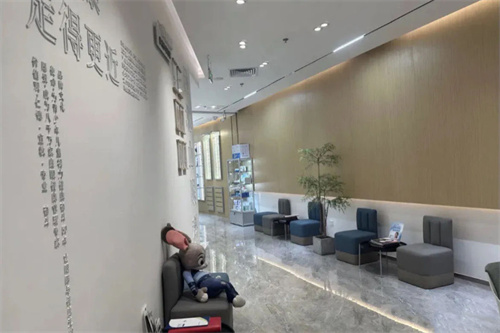 深圳瞳悦明恒裕眼科诊所：全飞秒激光手术20000 - 25000元，半飞秒激光手术15000 - 20000元，近视矫正基础方案8800元起