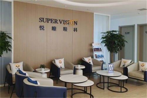 武汉悦瞳眼科医院：半飞10800 - 17800元，全飞16300元，晶体植入20000 - 30000元